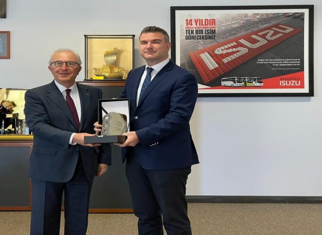 Anadolu Isuzu’ya Uludağ Otomotiv Endüstrisi İhracatçıları Birliği’nden “Altın İhracatçı” ödülü